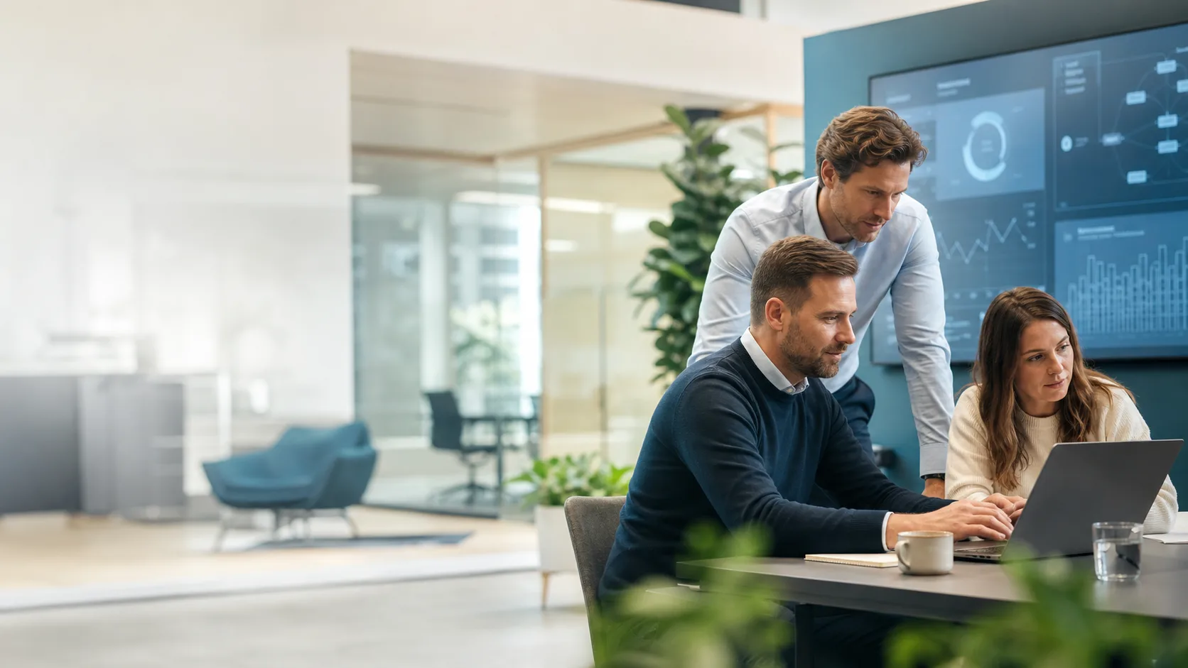 Moderne digitale werkomgeving met dashboards en samenwerking aan IT-vraagstukken